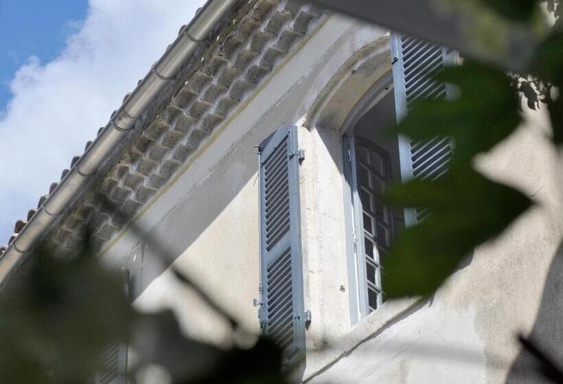 تختخواب و صبحانه Le Petit Chateau