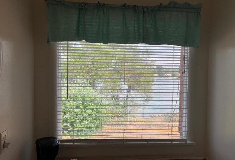 Lakeside Motel