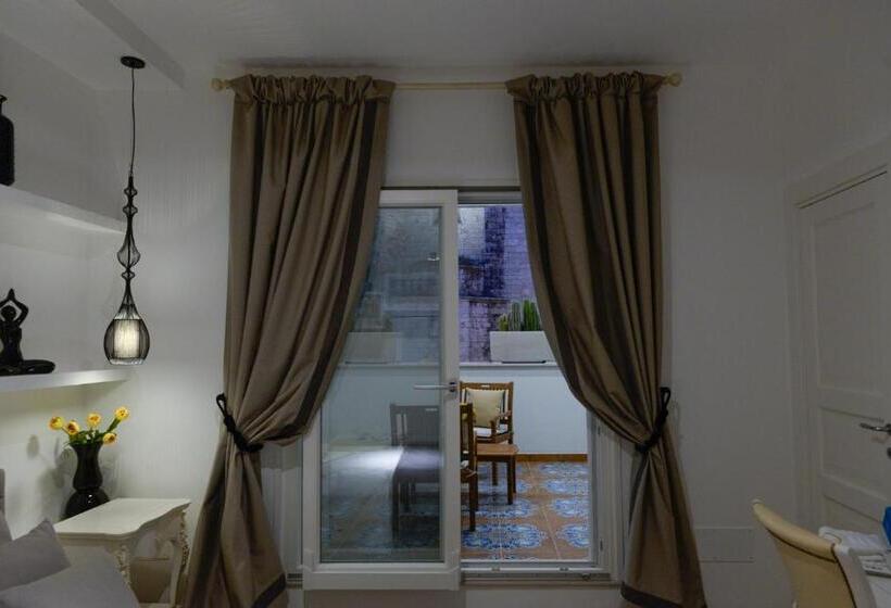 تختخواب و صبحانه Mare Versus Luxury Suites