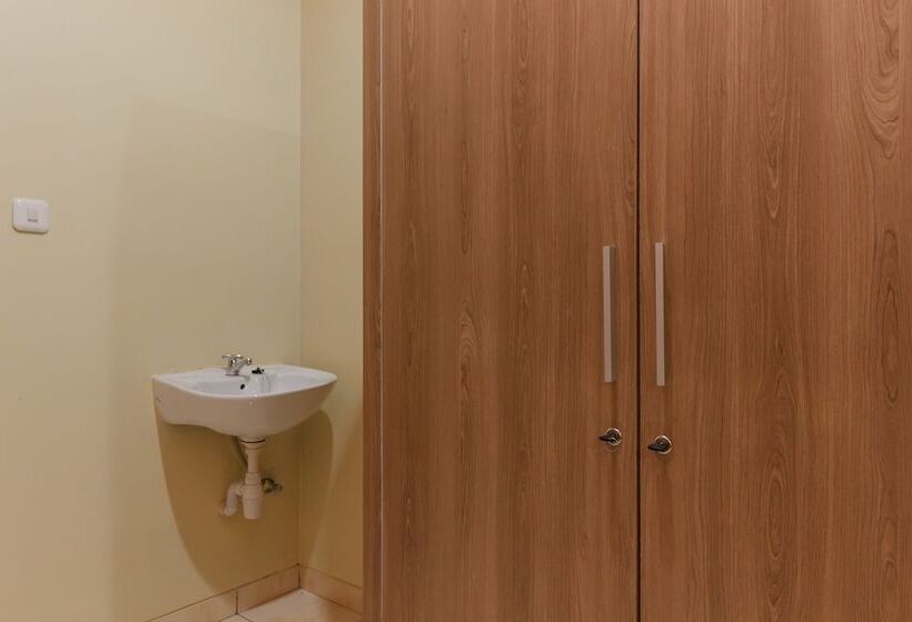 Пансион Reddoorz Plus Near Pantai Malalayang Manado