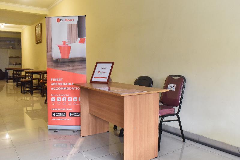 پانسیون Reddoorz Near Surabaya Town Square