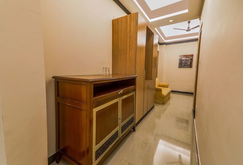 هتل Capital O 16719 Airport Guest House