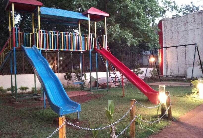 هتل Redwood Resort Matheran