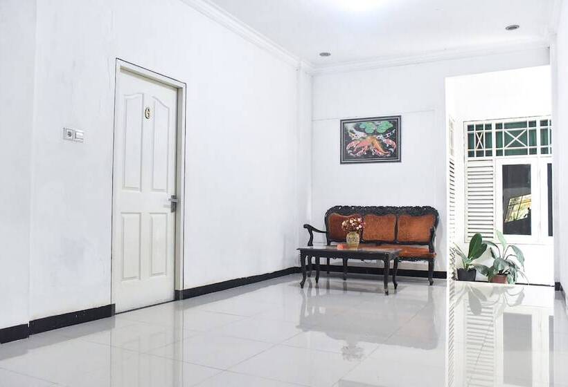 هتل Reddoorz Near Sultan Hasanuddin Airport 2