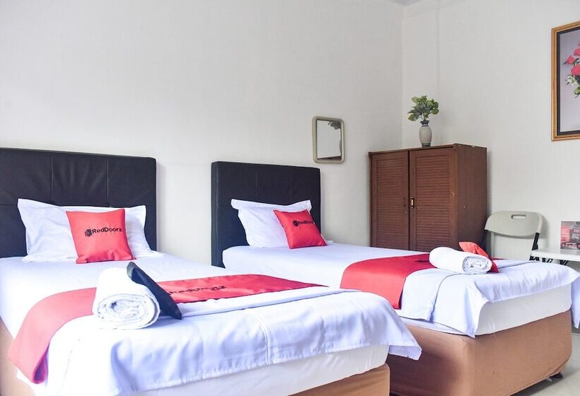 هتل Reddoorz Near Sultan Hasanuddin Airport 2