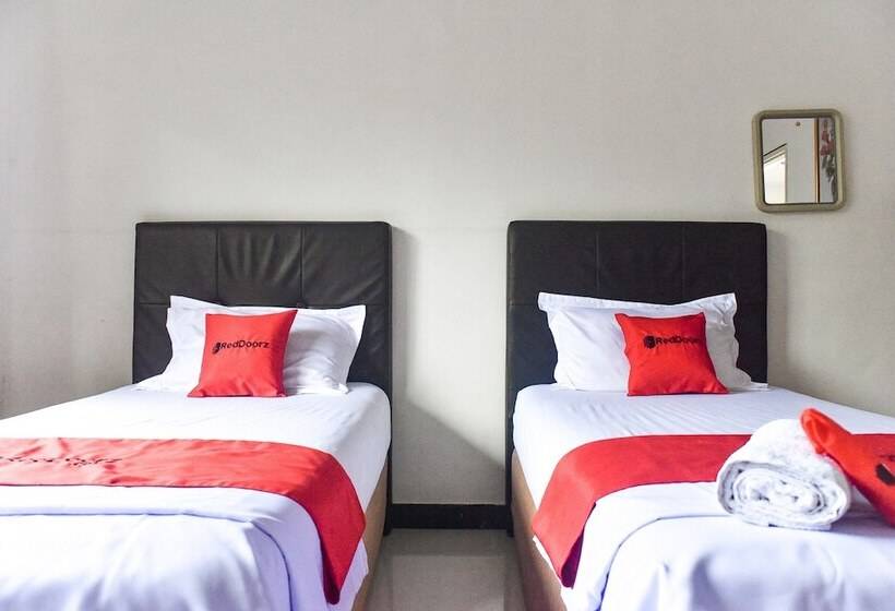 هتل Reddoorz Near Sultan Hasanuddin Airport 2