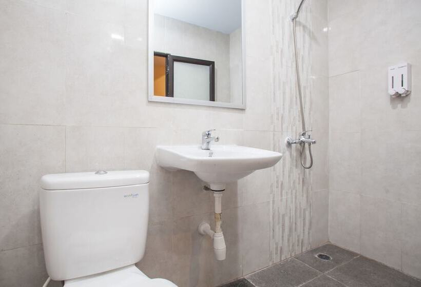 پانسیون Reddoorz Premium @ Jalan Cengkeh Malang