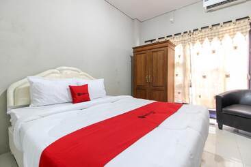 پانسیون Reddoorz Near Solo Balapan Station 2