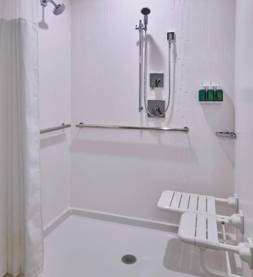 فندق Courtyard By Marriott Petoskey At Victories Square