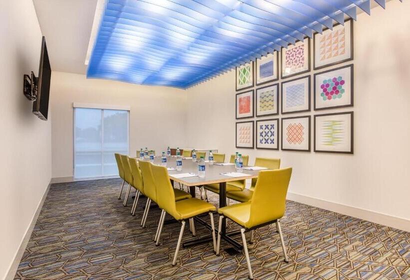 בית מלון כפרי Holiday Inn Express & Suites   Ottawa, An Ihg