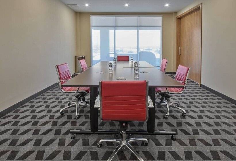 Отель Towneplace Suites By Marriott Edmonton Sherwood Park