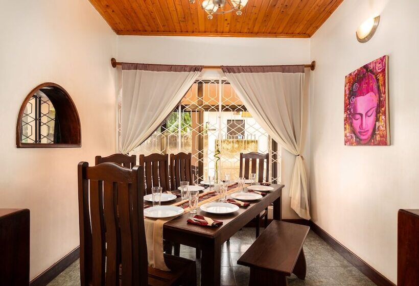Footprints Hostel