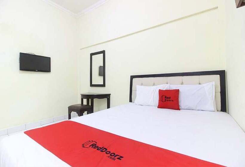 Отель Reddoorz Near Kranggan Tugu Jogja