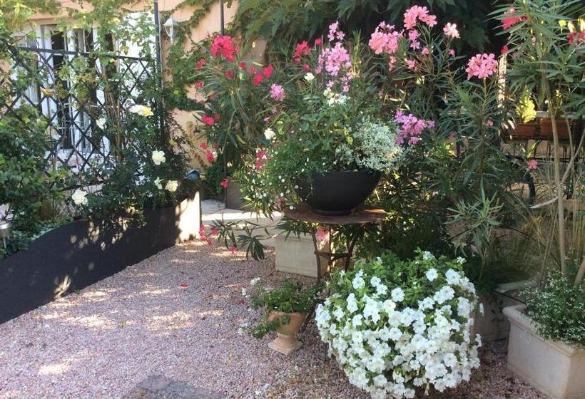 تختخواب و صبحانه La Villa Rosalie