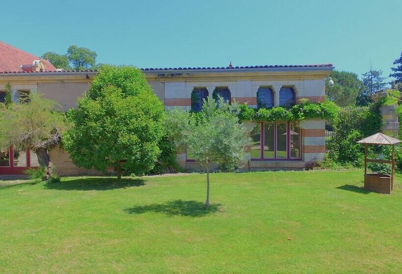 مبيت وإفطار Château De Lastours