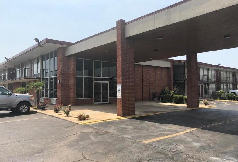 فندق على الطريق Mid Continent Inn