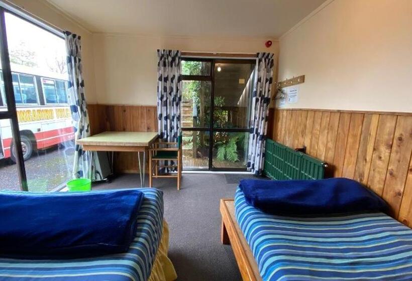 فندق صغير National Park Backpackers