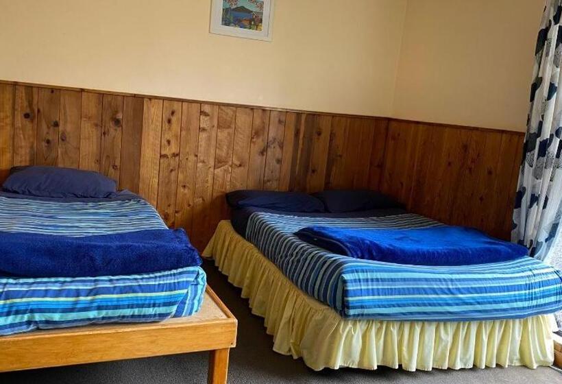 فندق صغير National Park Backpackers
