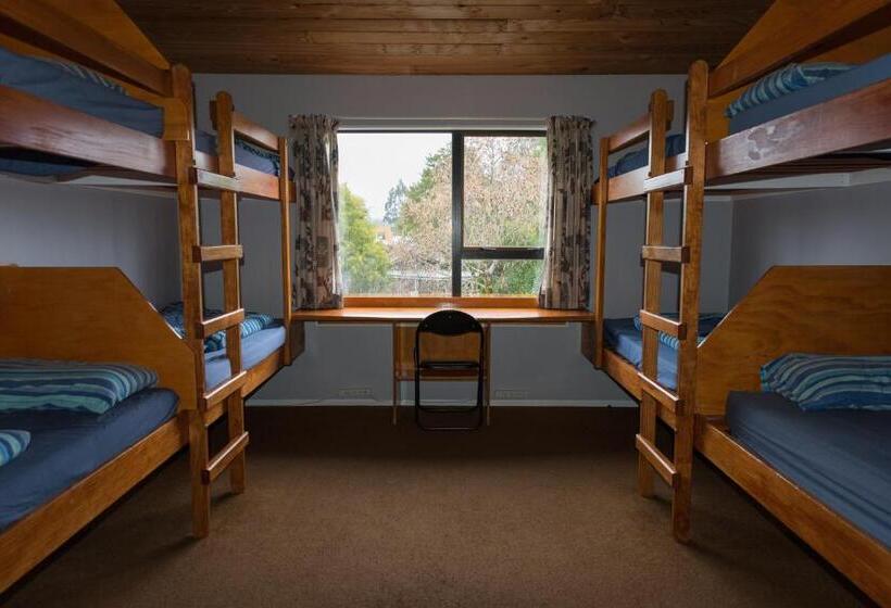 فندق صغير National Park Backpackers
