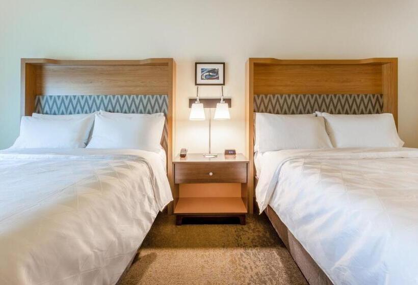 هتل Holiday Inn  And Suites Cedar Falls  Conference Ctr