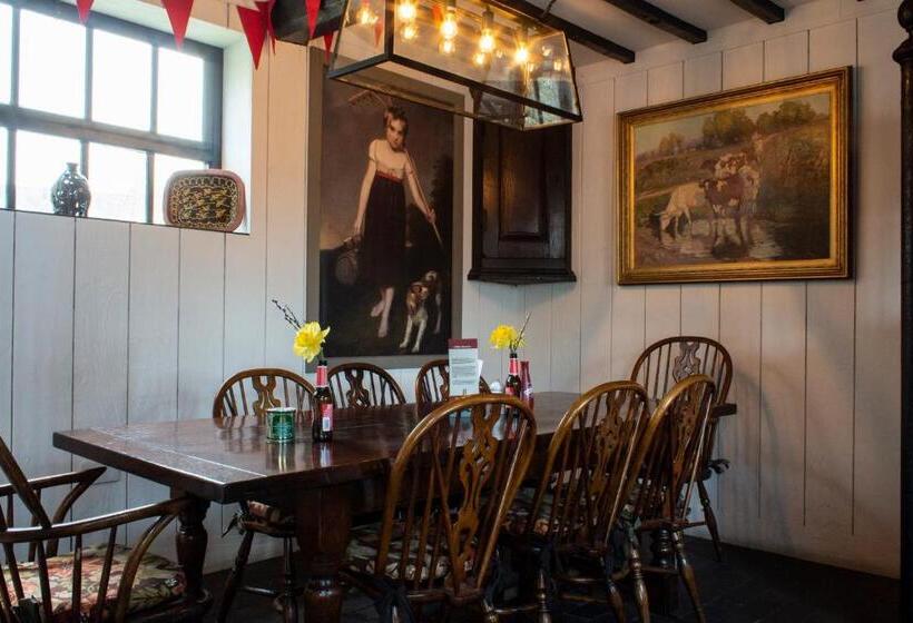هاستل The Carden Arms