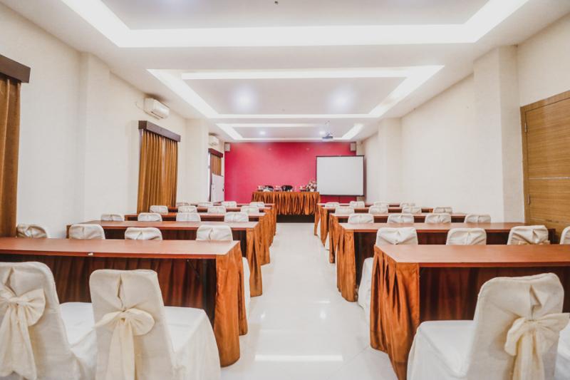 Отель Reddoorz Plus Near Universitas Negeri Makassar