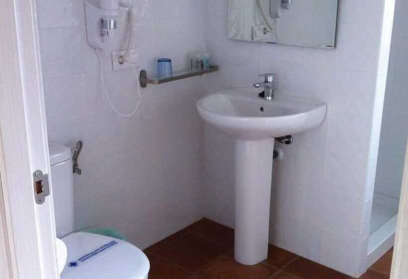 بنسيون Hostal Sara
