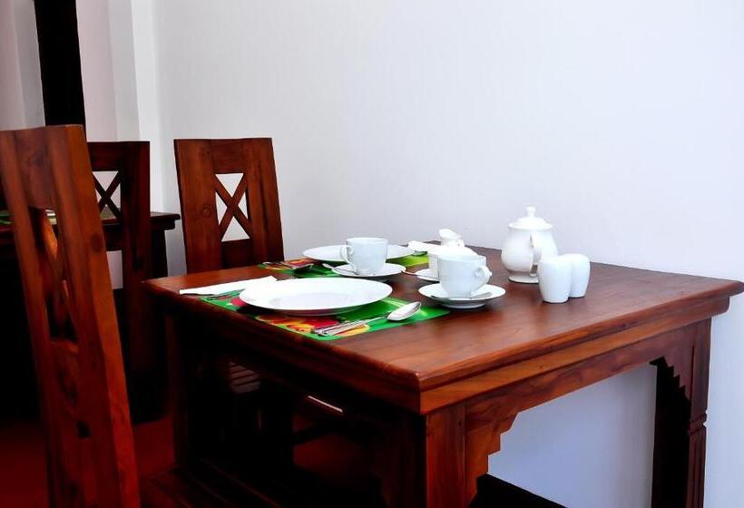 تختخواب و صبحانه Little Swan Guest House