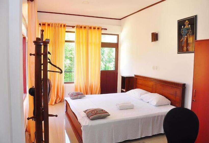 تختخواب و صبحانه Little Swan Guest House
