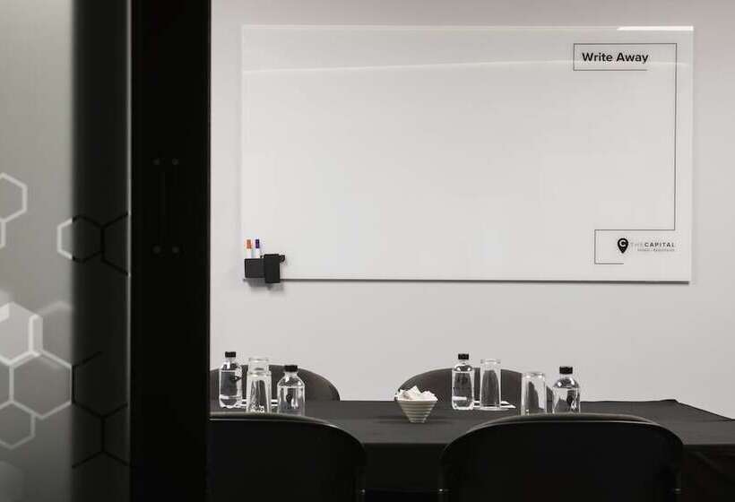 בית מלון כפרי The Capital Melrose