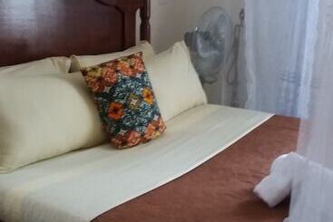 تختخواب و صبحانه Anna S Place Entebbe