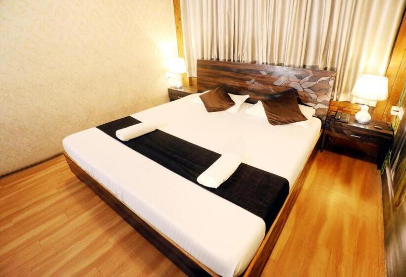فندق Pali Village Resort