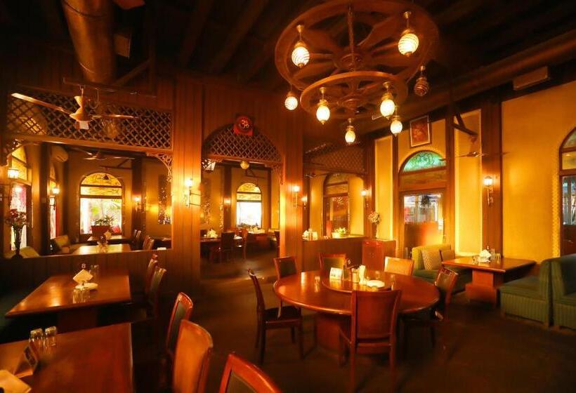 فندق Pali Village Resort