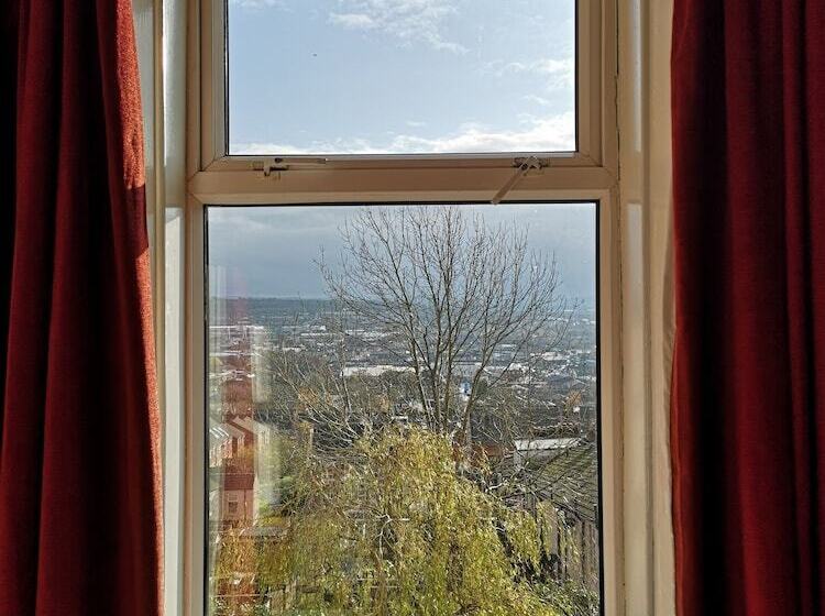 تختخواب و صبحانه Chimneys Guest House