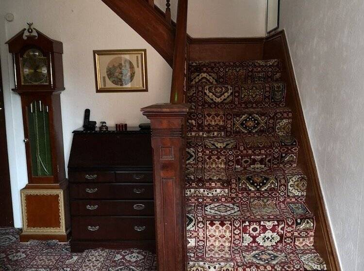 تختخواب و صبحانه Chimneys Guest House