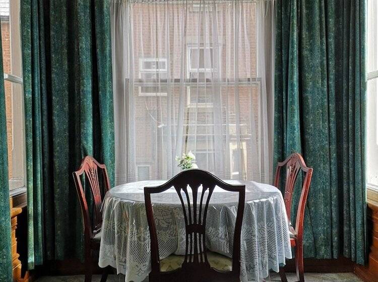تختخواب و صبحانه Chimneys Guest House