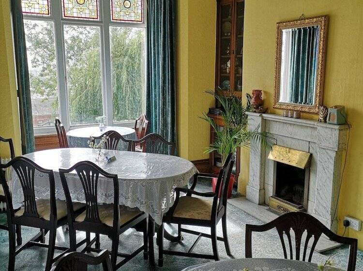 تختخواب و صبحانه Chimneys Guest House