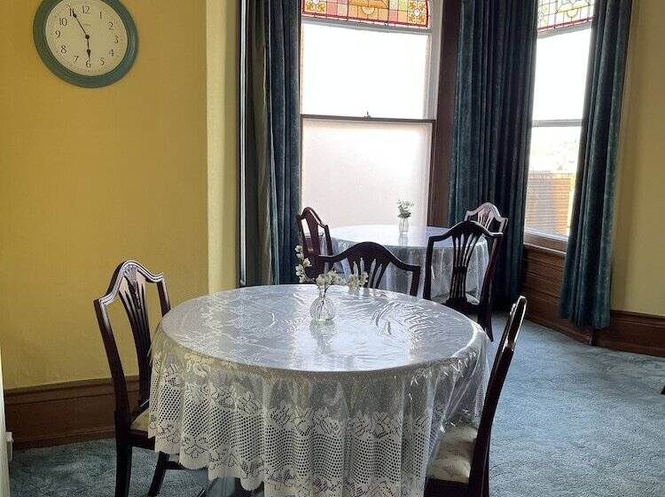 تختخواب و صبحانه Chimneys Guest House