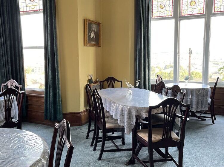 تختخواب و صبحانه Chimneys Guest House