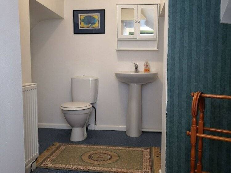 تختخواب و صبحانه Chimneys Guest House