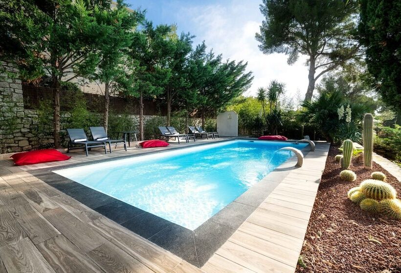 پانسیون The Address Cassis