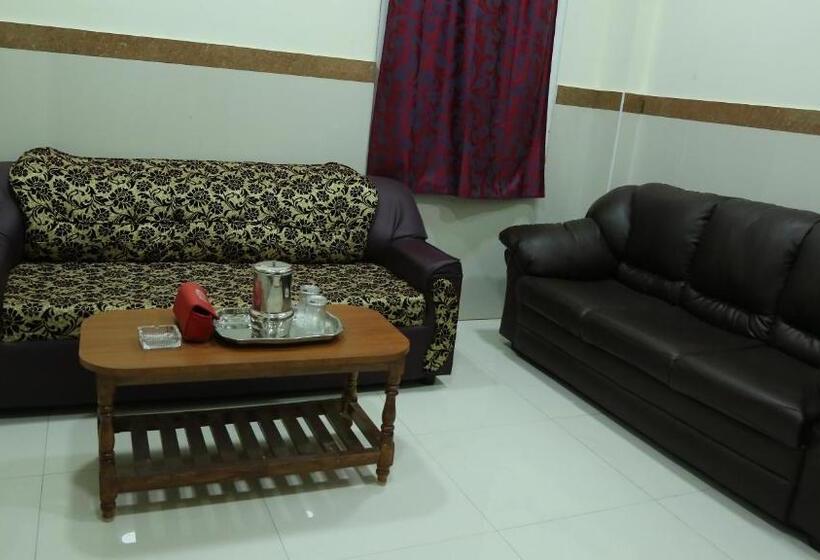 ホテル Kumaran Millenium Residency