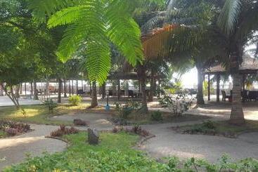 هتل Charlestina Beach Resort