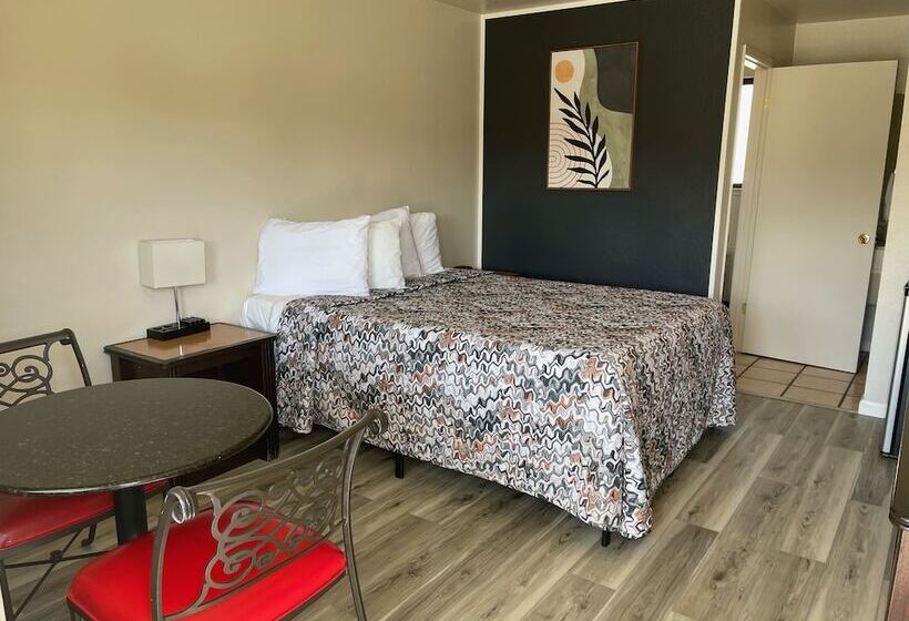 Soledad Motel 8