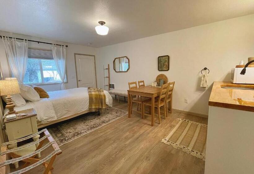 فندق صغير Emerald Valley Inn