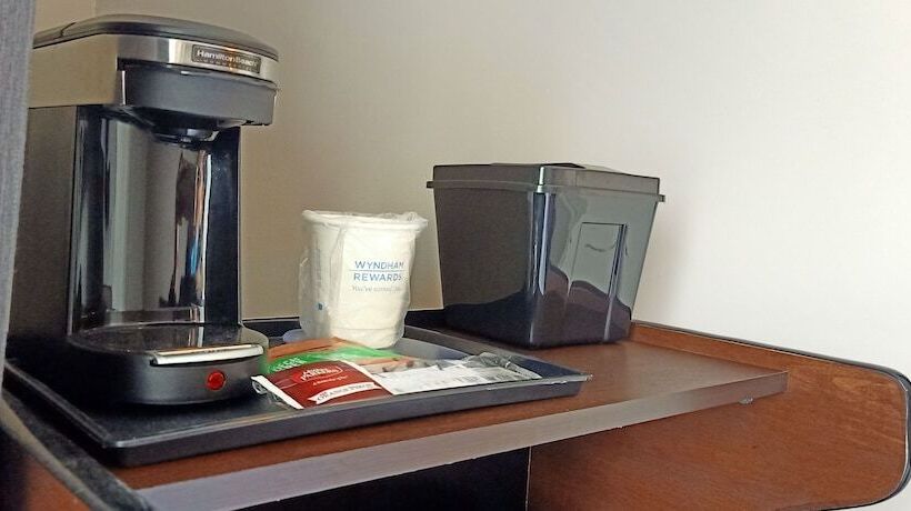 هتل Travelodge By Wyndham London Ontario