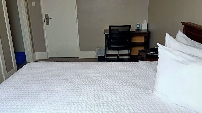 هتل Travelodge By Wyndham London Ontario