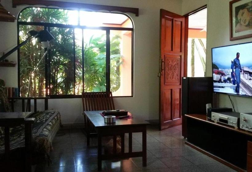 تختخواب و صبحانه Embassy House