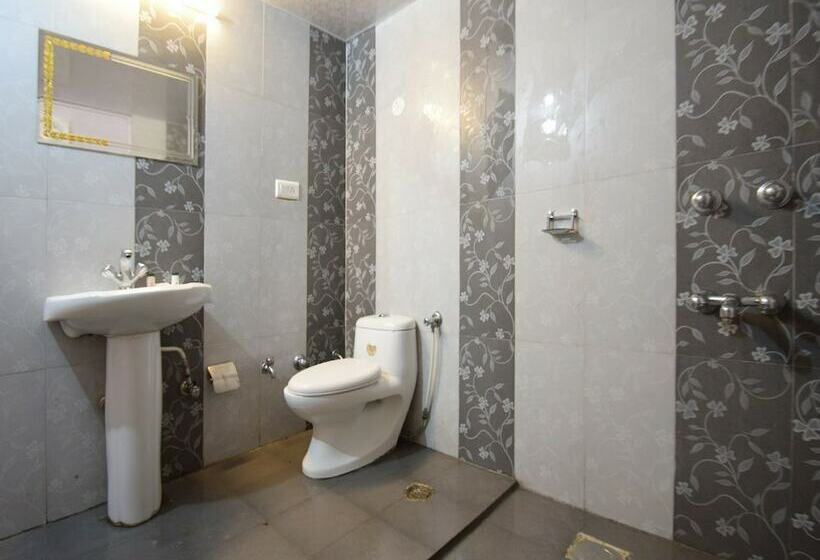 Oyo 24487 Hotel Raj Regency