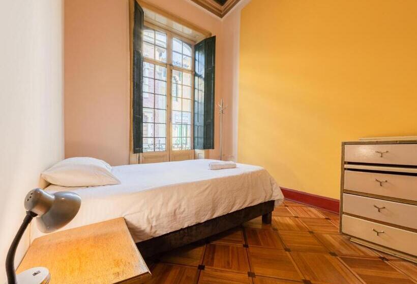 هاستل Hostal R10